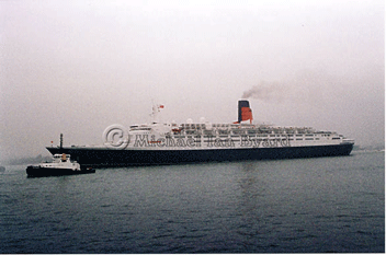 QE2 passing Southampton Town Quay